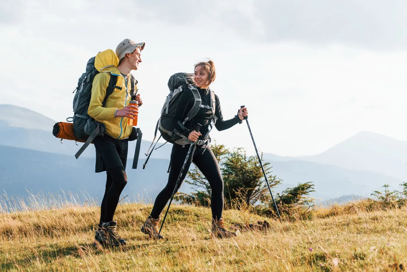 Pareja haciendo trekking de montaña en La Cerdanya